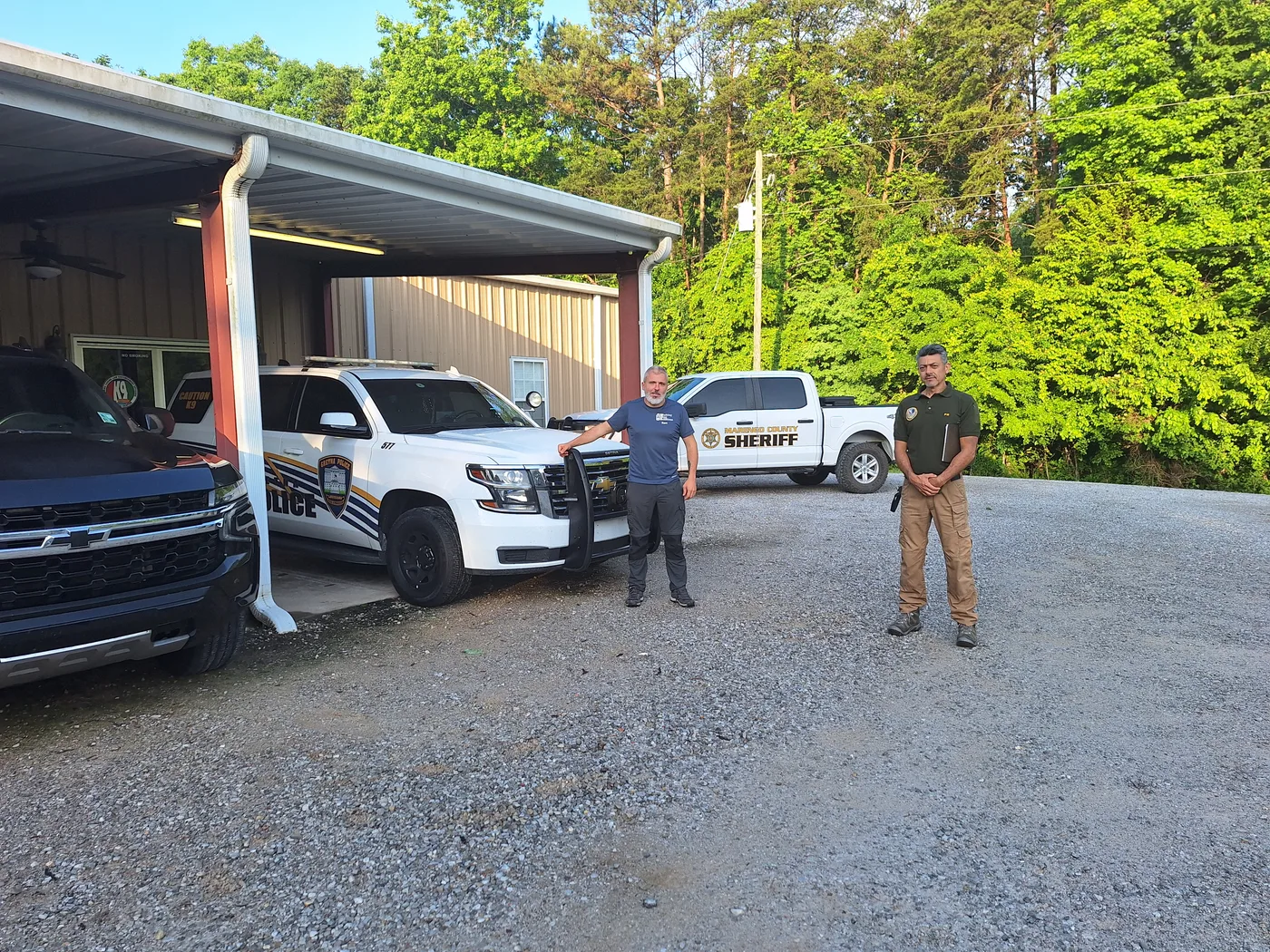 Equipo WDS junto a vehículos de unidades policiales